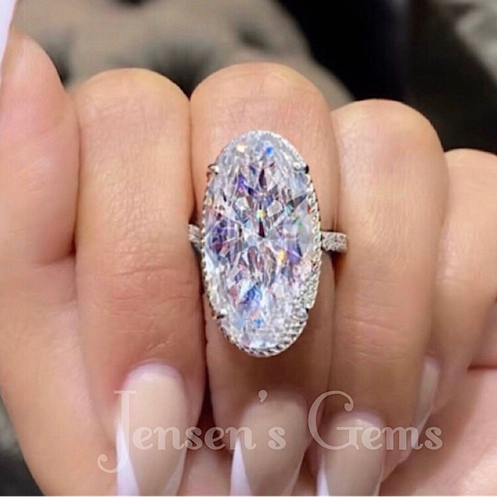 New Elegant Sterling Silver Oval-Cut Ring 8 CT